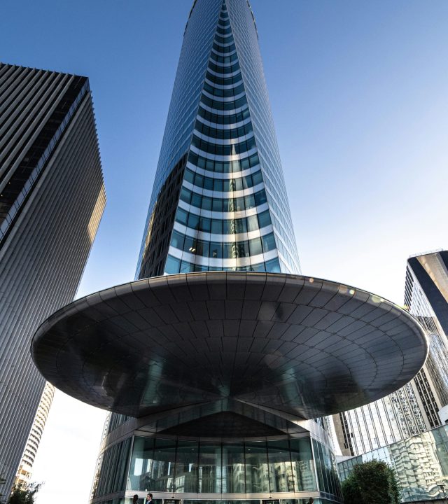 Striking view of a modern skyscraper in La Défense, Paris, showcasing contemporary architecture.